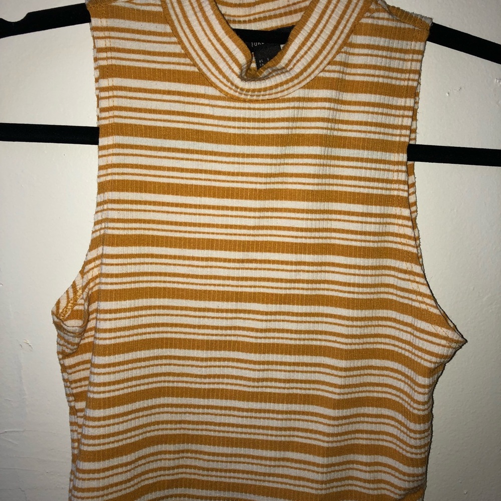 No sleeve crop top